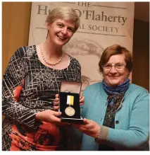  ??  ?? RIGHT: Pearl O’Flaherty Dineen (right) presenting the Hugh O’Flaherty Internatio­nal Humanitari­an Award Medal to Sr Orla Treacy