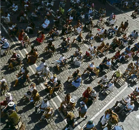  ??  ?? El públic d’un festival de flamenc mantenint les distàncies covid, dijous a la plaça de l’Ajuntament de Pamp