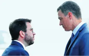  ?? EFE ?? El presidente del Gobierno, Pedro Sánchez, conversa con Pere Aragonès