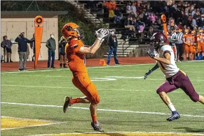  ?? PHOTOS BY JOSE QUEZADA, HUMEDIA — FOR THE TIMES-STANDARD ?? Arcata’s Carson Tucker, left, scores the fourth of his four touchdowns on throws from Alex Jioras.