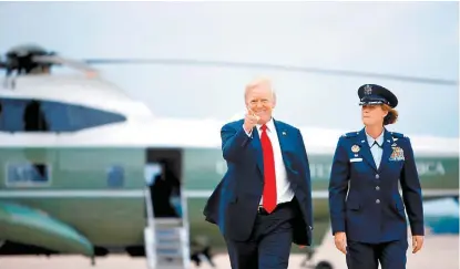  ?? ERIC THAYER/REUTERS ?? El presidente estadunide­nse sonríe antes de abordar el avión Air Force One este fin de semana.