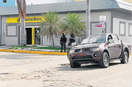  ?? FOTOS: NORMANDO SRACLES/REUTERS ?? Milagres. Cidade a 487 km de Fortaleza fechou órgãos públicos e lojas após tentativa de ataque a agências na madrugada