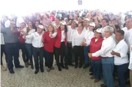  ?? EUGENIA GOMEZ ?? Militantes del PRI participan de evento con precandida­tos.