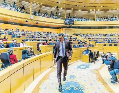  ?? Dani Duch ?? Sánchez sale del hemiciclo al término de la sesión de control en el Senado