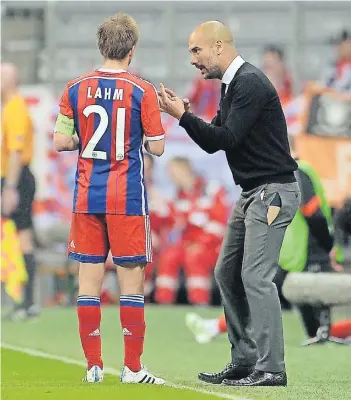  ?? FOTO: DPA ?? Taktischer Unterricht: Bayern Münchens Trainer Pep Guardiola mit Kapitän Philipp Lahm.