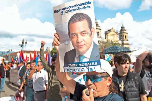  ??  ?? Indignados regresan. Los guatemalte­cos volvieron a tomarse las calles para expresar su molestia por los casos que denotan corrupción.