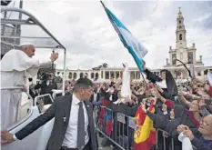  ??  ?? FELIGRESÍA. MILES DE FELIGRESES DE TODO EL MUNDO SALUDARON AL PAPA.