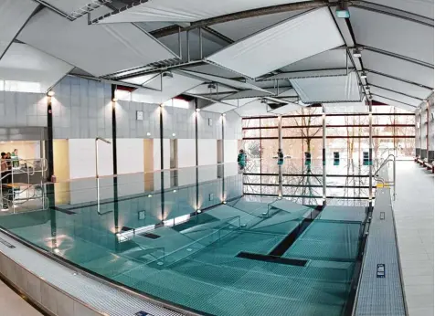  ?? Archivfoto: Andreas Langer ?? Im Hallenbad in Thannhause­n direkt neben Real und Mittelschu­le lässt sich’s gut schwimmen lernen.