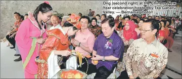  ??  ?? Ong (second right) at the Chinese New Year celebratio­n hosted by Tea Gaharu Valley. — Bernama photo