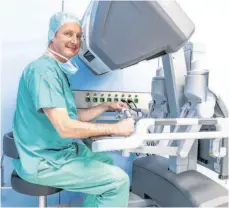  ?? FOTO: RALF LIENERT ?? Professor Rolf von Knobloch, Chefarzt der Urologie am Klinikum Kempten, an der „Konsole“: Für jede Hand gibt es einen Griff, zudem Fußpedale.