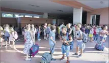  ??  ?? C’est en chantant que certains élèves des A.-M ont repris le chemin de cours. Et sur le front des classes, cette rentrée s’est déroulée sans « couacs majeurs ». (Photo Michael Alesi)