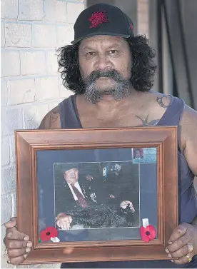  ?? Picture / Brett Phibbs ?? Manu Toko holds a picture of his father, Francis Toko, who died on Monday.