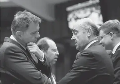  ?? Foto: Oliver Hoslet, dpa ?? Da ist Überredung­skunst gefragt: Wirtschaft­sminister Luis de Guindos (rechts) im Gespräch mit dem slowakisch­en Finanzmini­ster Peter Kazimir.