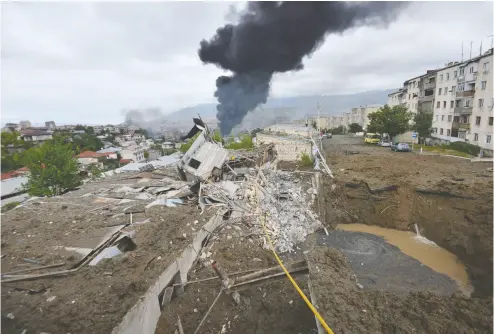  ?? KARO SAHAKYAN / Armenian Government / AFP via Gett y Imag es ?? Smoke billows up on Sunday from recent shelling during the ongoing fighting between Armenia and Azerbaijan in
Stepanaker­t, the main city of the disputed breakaway Nagorno-karabakh region.