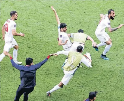  ?? Rungroj Yongrit / EFE ?? Els jugadors de l’Iran embogeixen després del primer gol de Cheshmi, a la dreta, al minut 98