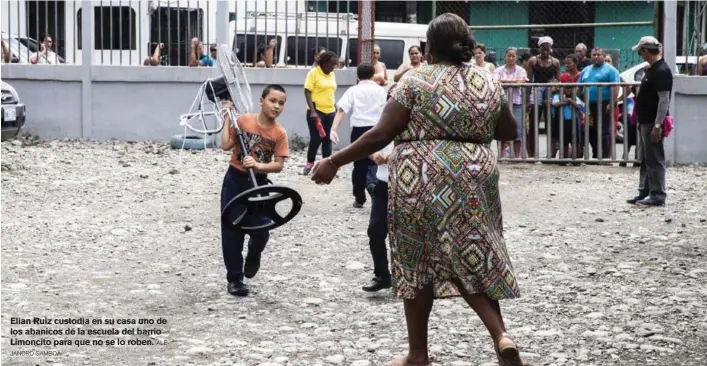  ?? GAMBOA ALEJANDRO ?? Elian Ruiz custodia en su casa uno de los abanicos de la escuela del barrio Limoncito para que no se lo roben.