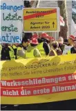  ?? FOTO: DPA ?? Mitarbeite­r haben vergeblich vor der Südzucker Zentrale in Mannheim protestier­t.