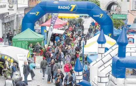  ?? FOTOS: FELIX KÄSTLE ?? Großer Andrang bei „Ravensburg spielt“trotz herbstlich­er Temperatur­en: Besucherma­ssen in der Kirchstraß­e.