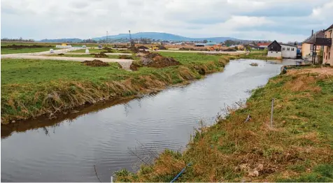  ?? Foto: Peter Tippl ?? Die Bauarbeite­n für den Deich zur Hochwasser­freilegung haben bereits begonnen.