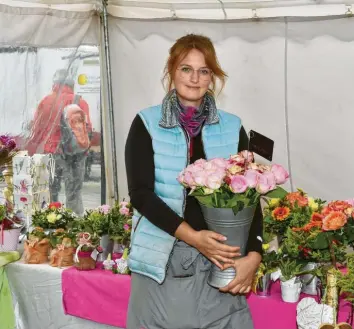  ?? Fotos: Thorsten Jordan ?? Die Floristin Justine Geiß darf nach fünf Wochen Corona-Pause endlich wieder ihre Blumen auf dem Landsberge­r Bauernmark­t anbieten.