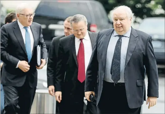  ?? CAROLYN KASTER / AP ?? Serguei Kisliak, a la dreta, acompanyat d’alts càrrecs russos, arribant al Departamen­t d’Estat dels EUA el passat dia 17