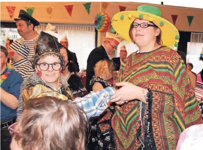  ?? FOTO: LEBENSHILF­E ?? Wenn die Lebenshilf­e Karneval feiert, kommen die Besucher in der Regel verkleidet.