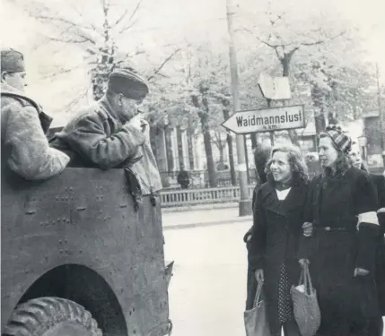  ??  ?? Befreier treffen auf Befreite: Straßensze­ne in dem von der Roten Armee eroberten Berlin 1945