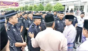  ??  ?? ANGGOTA PDRM turut beramah mesra bersama Shafie pada majlis itu.