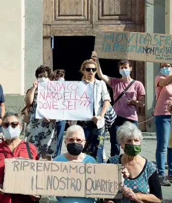  ??  ?? Davanti alla basilica Ore 10.30: la protesta di un centinaio di residenti che aspettavan­o il sindaco