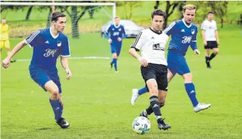  ?? SZ-ARCHIVFOTO: MAS ?? Die SG Öpfingen (blau) und die SG Griesingen (weiß) mischen in der Kreisliga A1 im Kampf um den zweiten Platz mit.