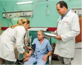  ??  ?? A la derecha el Dr. Adolfo Rodríguez de la Vega, Jefe de Servicio Médico Internacio­nal y Profesor Auxiliar.