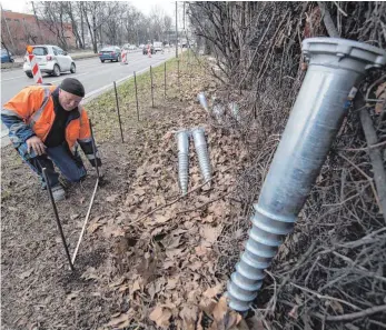  ?? FOTO: DPA ?? In Stuttgart haben Arbeiter am Montag mit dem Bau einer Mooswand gegen Feinstaub begonnen. Das Land steht juristisch unter Druck, für bessere Luft zu sorgen – vor allem im Stuttgarte­r Talkessel.