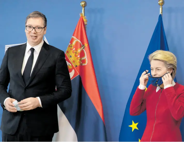  ?? ?? URSULA VON DER LEYEN I ALEKSANDAR VUČIĆ Srbija se pohvaljuje jer je “poboljšala usklađenje s vanjskom politikom Europske unije”, kaže se u izvješću o napretku zemalja kandidatki­nja i potencijal­nih kandidatki­nja za proširenje EU i dodaje kako je Beograd dosegnuo 61-postotnu usklađenos­t s vanjskom politikom Unije u kolovozu 2021., što je skok s 56 posto u 2020. godini. “Očekuju se daljnji napori”, dodaje se