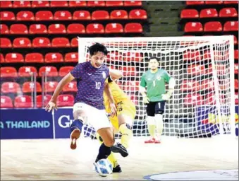  ?? FFC ?? Cambodia’s Ruos Syratha tries to control the ball under challenge from a player of Brunei during their third round match in Group A of AFF Futsal Championsh­ip on Monday.