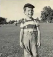  ??  ?? Page de gauche, Stephen King en 1975, à l'âge de 28 ans. Il vient tout juste d'être publié. 1. Le petit Stephen en 1952. 3. Première voiture de Stephen. 1.