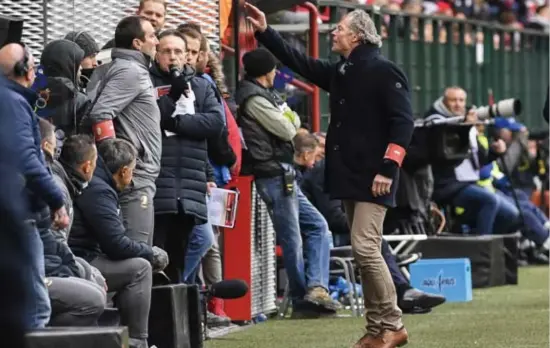  ?? FOTO BELGA ?? Preud’homme maakte een gebaar naar de tribune. “Onze coach had alles gehoord en heeft dus gereageerd”, aldus Standard.