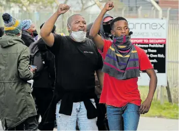  ?? Picture:WERNER HILLS ?? ANGRY PROTEST: Employees protesting outside Formex in Markman township yesterday allege that the company has failed to release funding from the Unemployme­nt Insurance Fund (UIF) temporary employee relief scheme (Ters).