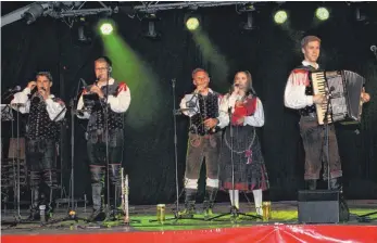  ?? SZ-FOTO: KURT EFINGER ?? Sašo Avsenik (r.) und seine Oberkraine­r krönten das Fest mit einem fulminante­n Abschluss.