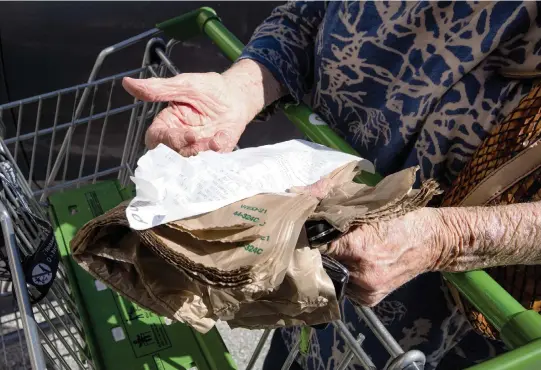  ?? DANIEL A. VARELA dvarela@miamiheral­d.com ?? Former Miami High substitute teacher Ricki Weyhe holds a receipt listing cat treats, water bottles and chicken noodle soup she purchased at a Publix in Coral Gables.