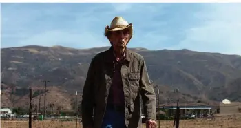  ?? FOTO: ZDF/STEFANIA ROSINI ?? Lucky (Harry Dean Stanton), ein 90-jähriger, stoischer Navy-Veteran, lebt in einer Kleinstadt im Südwesten der USA. Zu seiner täglichen Routine gehört der Marsch ins Städtchen, wo er seine wenigen Freunde trifft.