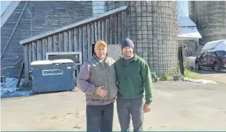  ??  ?? Dan Huntley (à gauche), producteur laitier à Canton, dans l’État de New York, doit livrer du lait dont la concentrat­ion ne dépasse pas 250 000 cellules somatiques/ml et
20 000 bactéries totales/ml.