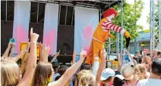  ??  ?? Clown Ronald McDonald (unten), Spiele und Aktionen bei feinstem Sommerwett­er ließen Familien aus der gesamten Region in den Südpark strömen.