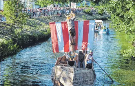  ?? FOTO: SONJA NIEDERER ?? Zahlreiche Zuschauerr verfolgten das Spektakel und applaudier­ten auch dem Siegerschi­ff der Wikinger.