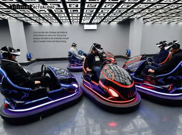  ??  ?? Los coches de choque de toda la vida tienen un aire a lo Tron en el parque temático de realidad virtual de la ciudad china de Nanchang.