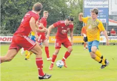  ?? FOTO: WAGNER ?? Der FC Wangen (Mario Vila Boa) hat sein erstes Saisonspie­l beim SSV Ehingen-Süd (rechts Fabio Schenk) klar verloren.