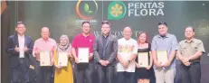  ?? ?? Oon (left), Pintaz (fourth right), Yaras (right) and Amos (centre) in a group picture with the award recipients during the launching of the Green Label programme.