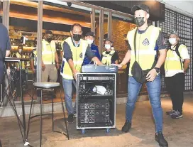  ??  ?? Enforcemen­t officers seizing equipment at one of the entertainm­ent premises.