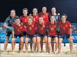  ??  ?? La Selección ganó el oro. Alba Mellado (7) y Sara Tui (8), del CFF.