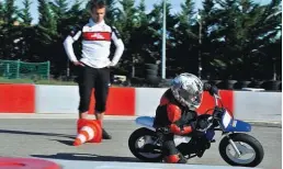  ??  ?? 1, 2 et 3- Un dimanche presque ordinaire pour Johann Zarco. Chef d’orchestre, cuisinier et professeur, le pilote avignonnai­s sait tout faire quand il va à Beaucaire. 4- Vivre moto, ou le bonheur de Zarco. 5- Genou par terre, les élèves de ZF Grands Prix appliquent à la lettre les conseils du professeur. 6- Qui dit course dit podium. 7- Sous l’oeil du maître... 8- Lorenzo Fellon a pris le meilleur départ et file vers la victoire sous les yeux de son père et son grand frère, Jojo Zarco.