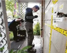  ?? Marie D. De Jesús / Staff file photo ?? A forensics team hired by relatives of the slain homeowners examines bullet holes from the botched Harding Street raid in 2019.